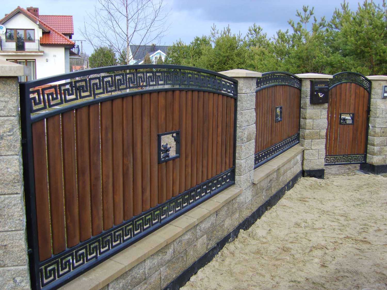 Деревянный забор для частного дома с ковкой купить по цене 2560 руб в  Воскресенске с установкой под ключ