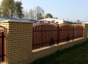 Комбинированный забор из штакетника и кирпича