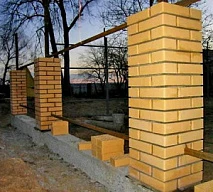 Фундамент для забора с кирпичными столбами